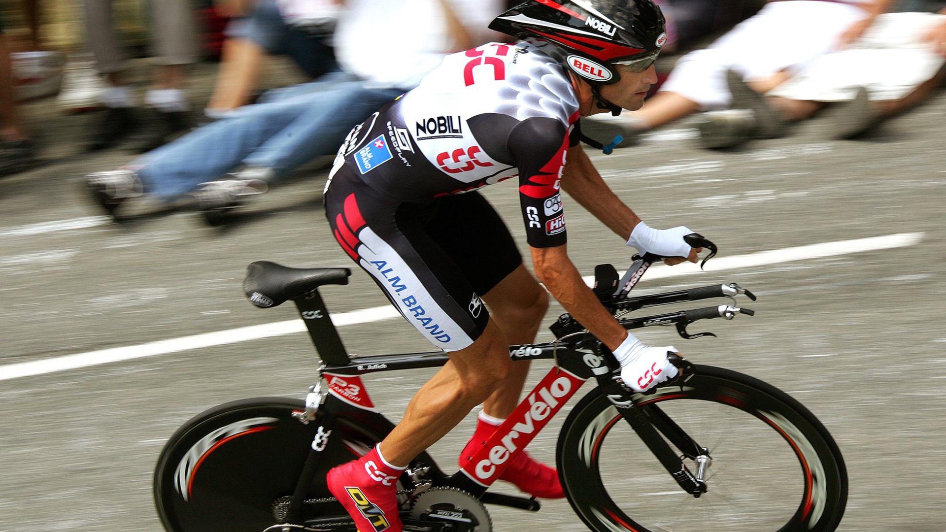 自主研发电竞设备助力电竞选手奋战赛场，电竞产品